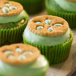 Spirande gröna kokoscupcakes med lime curd