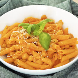 Vegetarisk pasta med vodkasås och saffran