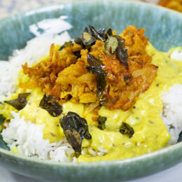 Vegetarisk mild indisk curry med friterad lökpakora