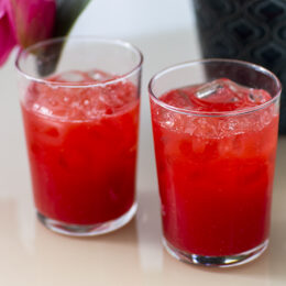 Bollybellini – mousserande drink med hallon, litchi, kardemumma och ros