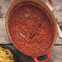 Recept: Vegetarisk grekisk färssås med spaghetti